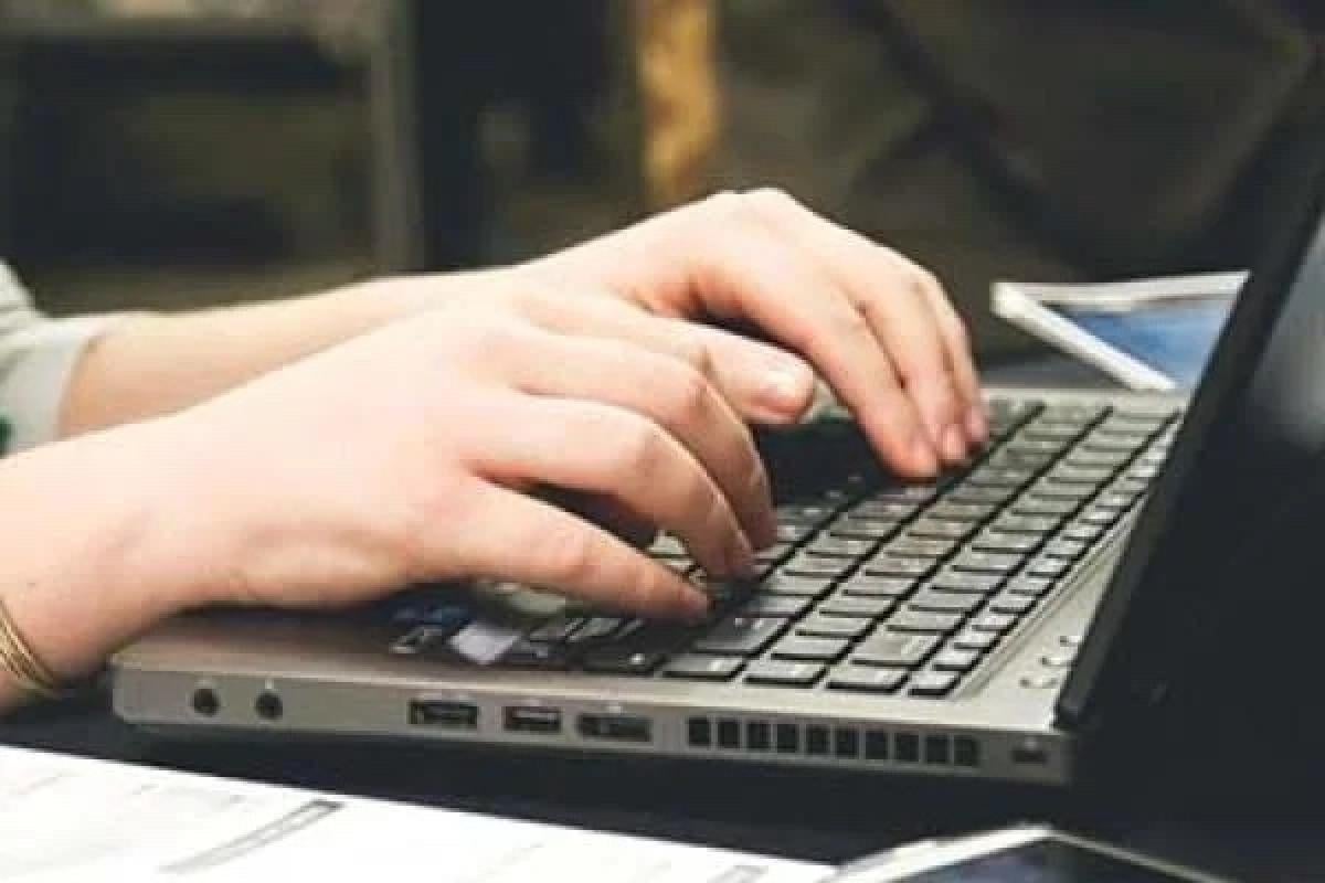 hands on laptop